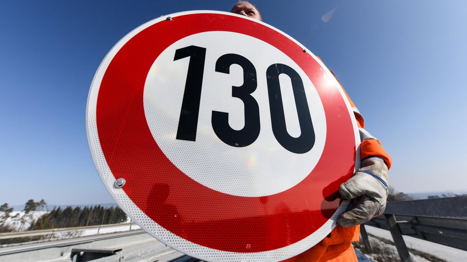 Ein Straßenwärter hält an der Autobahn A81 am Hegaublick ein Schild mit der Aufschrift «130» in den Händen