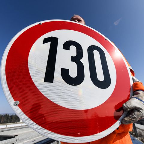 Ein Straßenwärter hält an der Autobahn A81 am Hegaublick ein Schild mit der Aufschrift «130» in den Händen