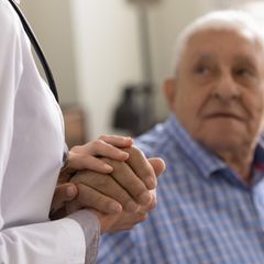 Ein Alzheimer-Patient wird an die Hand genommen