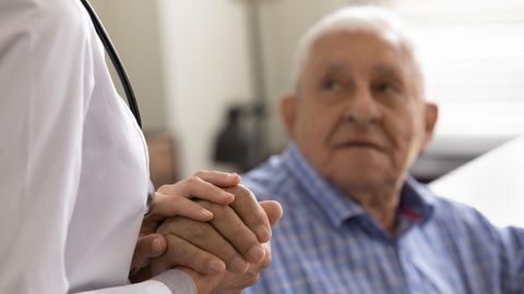 Ein Alzheimer-Patient wird an die Hand genommen