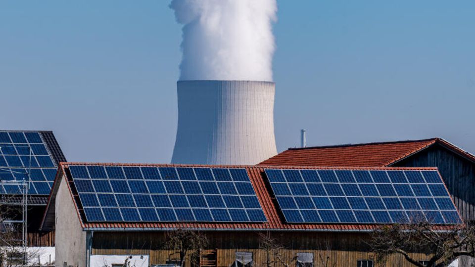 Atomausstieg: Das Atomkraftwerk Isar 2 vor einer Scheune mit Solar-Anlage