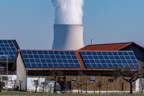 Atomausstieg: Das Atomkraftwerk Isar 2 vor einer Scheune mit Solar-Anlage