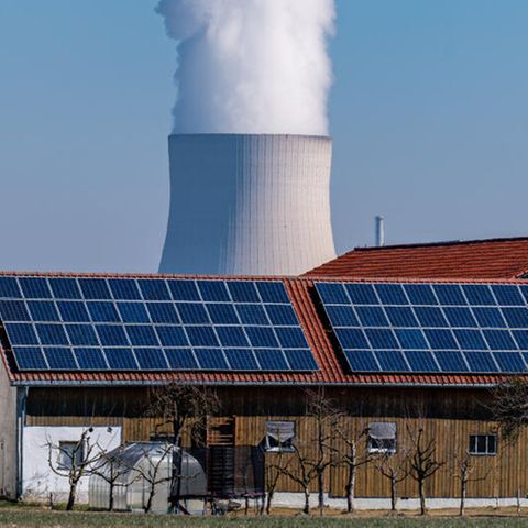 Atomausstieg: Das Atomkraftwerk Isar 2 vor einer Scheune mit Solar-Anlage