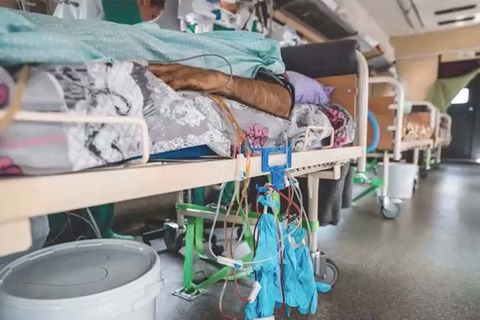 Ukraine: Wie aus Zügen rollende Krankenhäuser werden