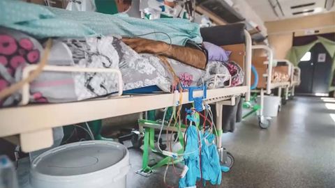 Ukraine: Wie aus Zügen rollende Krankenhäuser werden