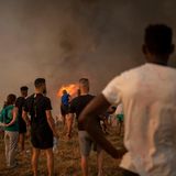 Dort zerstörten die am Sonntag ausgebrochenen Flammen nach weniger als 24 Stunden bereits 1700 Hektar Wald. Das Feuer erfasste auch zahlreiche Häuser. Die Rauchsäulen waren kilometerweit, etwa auch in Barcelona, zu sehen.