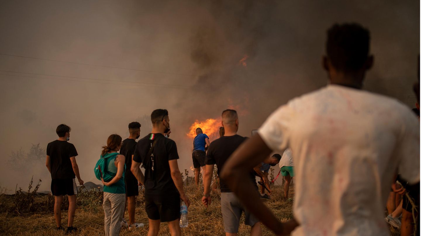 Dort zerstörten die am Sonntag ausgebrochenen Flammen nach weniger als 24 Stunden bereits 1700 Hektar Wald. Das Feuer erfasste auch zahlreiche Häuser. Die Rauchsäulen waren kilometerweit, etwa auch in Barcelona, zu sehen.