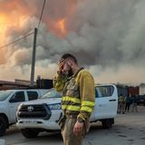 In Spanien waren am Montag noch 22 Feuer aktiv, wie der Zivilschutz mitteilte. Besonders betroffen waren die Regionen Extremadura im Westen, Galicien im Nordwesten, Kastilien und León im Zentrum sowie Katalonien im Nordosten des Landes. Nach dem Tod eines Feuerwehrmannes am Wochenende wurde in Losacio in Kastilien und León die verbrannte Leiche eines Schafhirten gefunden, teilten die Behörden am Montag mit.