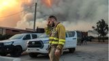 In Spanien waren am Montag noch 22 Feuer aktiv, wie der Zivilschutz mitteilte. Besonders betroffen waren die Regionen Extremadura im Westen, Galicien im Nordwesten, Kastilien und León im Zentrum sowie Katalonien im Nordosten des Landes. Nach dem Tod eines Feuerwehrmannes am Wochenende wurde in Losacio in Kastilien und León die verbrannte Leiche eines Schafhirten gefunden, teilten die Behörden am Montag mit.