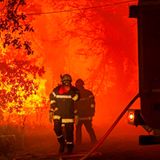 Dramatische Szenen erleben auch die Feuerwehrleute in Landiras, ebenfalls in der Region Gironde bei Bordeaux