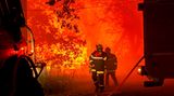 Dramatische Szenen erleben auch die Feuerwehrleute in Landiras, ebenfalls in der Region Gironde bei Bordeaux