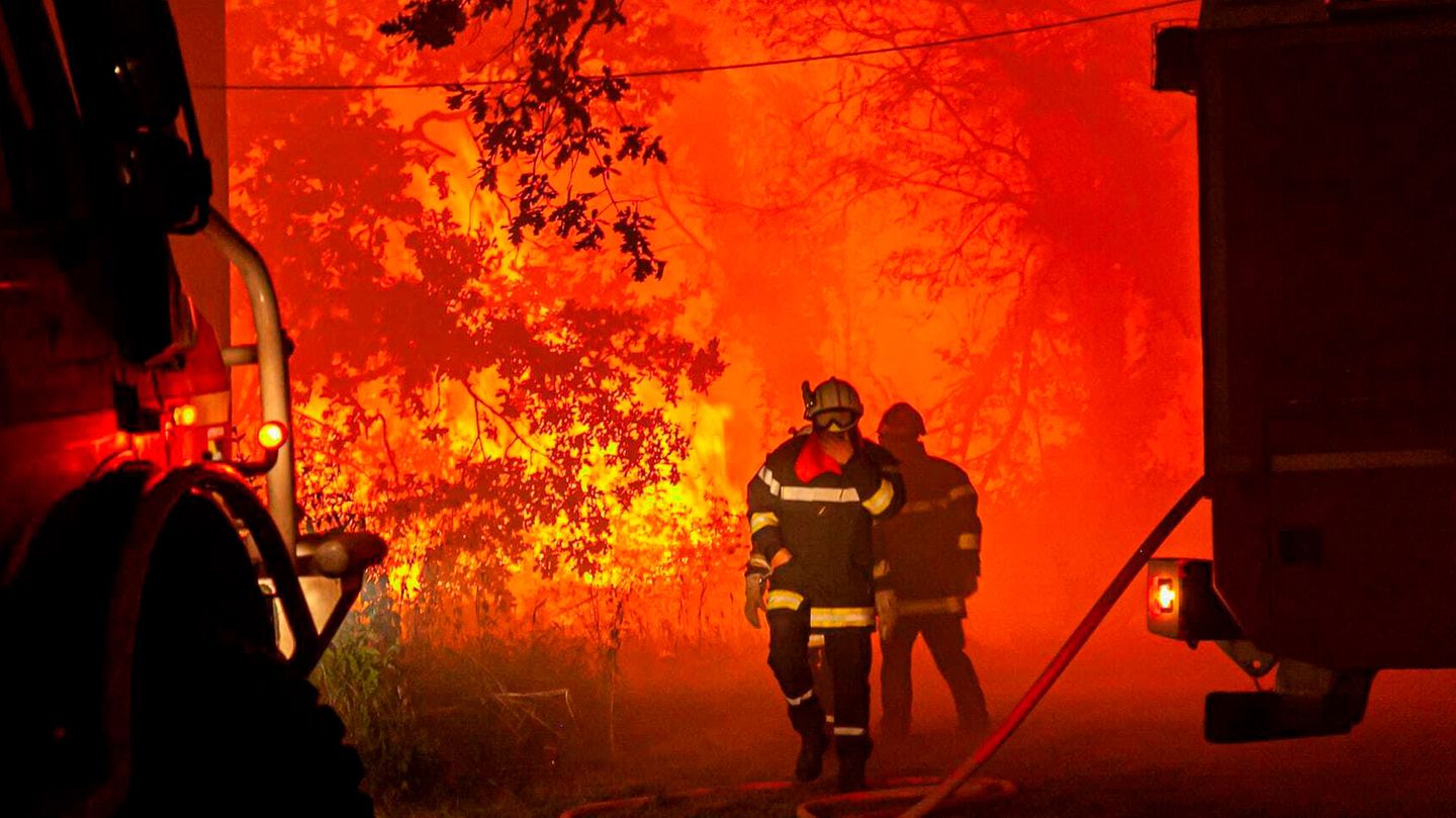 Dramatische Szenen erleben auch die Feuerwehrleute in Landiras, ebenfalls in der Region Gironde bei Bordeaux