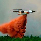 Ein Löschflugzeug unterstützt aus der Luft bei der Bekämpfung eines Waldbrandes in der Nähe von Landiras