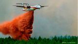 Ein Löschflugzeug unterstützt aus der Luft bei der Bekämpfung eines Waldbrandes in der Nähe von Landiras