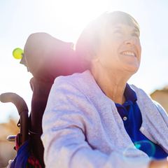 Eine Frau mit Multipler Sklerose im Rollstuhl