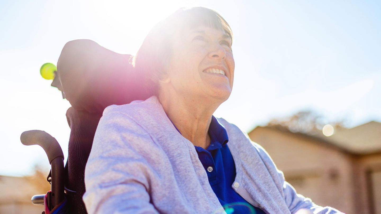Eine Frau mit Multipler Sklerose im Rollstuhl