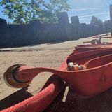 Mehr als hundert Feuerwehrleute haben einen Waldbrand im Nationalpark Sächsische Schweiz bekämpft. Zwei Einsatzkräfte wurden verletzt und medizinisch versorgt, wie das Landratsamt in Pirna mitteilte. Das Feuer brach in der Nacht zum Montag an einem steilen Hang unterhalb der Bastei aus, einem der beliebtesten Touristenziele in der Sächsischen Schweiz, und breitete sich auf etwa 2500 Quadratmeter aus.  Die Brandursache war zunächst unbekannt. Wegen des steilen Geländes mussten sich die Feuerwehrleute mit Seilen sichern, auch eine Höhenrettungsgruppe der Freiwilligen Feuerwehr Heidenau war im Einsatz. Am Montagnachmittag löschten die Einsatzkräfte immer noch Glutnester im Boden. Insgesamt waren den Angaben zufolge rund 115 Feuerwehrleute aus 13 umliegenden Ortsfeuerwehren im Einsatz. Die Basteibrücke war bis auf weiteres gesperrt.