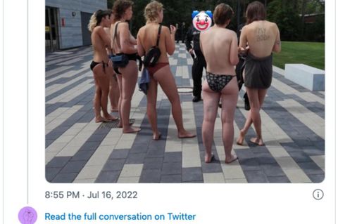 In Bremen stehen fünf Frauen und ein Polizist im Schwimmbad