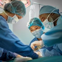 Chirurg und Chirurgin operieren eine Hernie