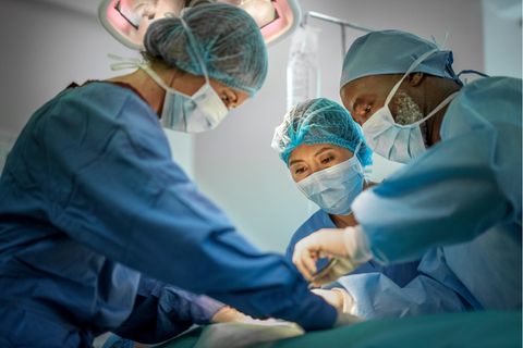 Chirurg und Chirurgin operieren eine Hernie
