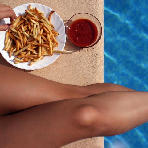 Eine Frau ist im Schwimmbad Pommes