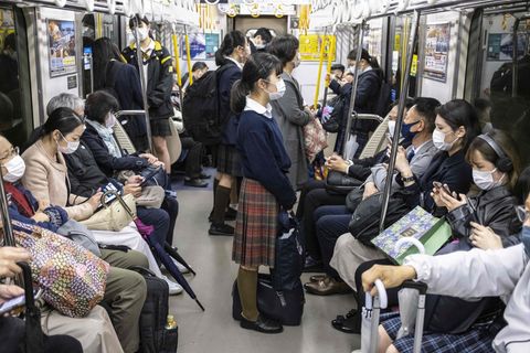 Früh morgens pendeln Menschen in Japan zur Arbeit