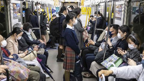 Früh morgens pendeln Menschen in Japan zur Arbeit