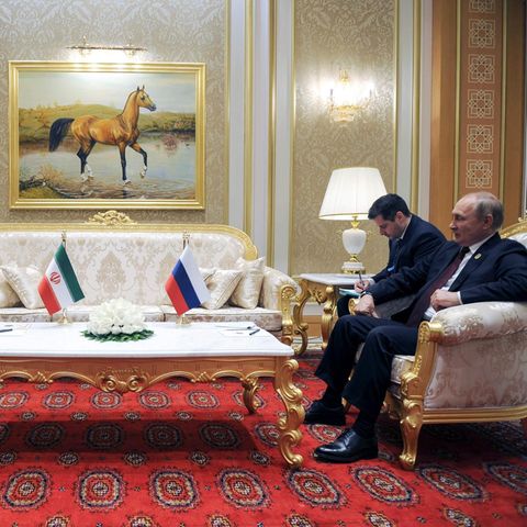Wladimir Putin (r) spricht mit dem iranischen Präsidenten Ebrahim Raisi