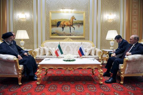Wladimir Putin (r) spricht mit dem iranischen Präsidenten Ebrahim Raisi