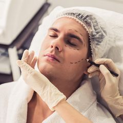 Ein Mann beim Plastischen Chirurg