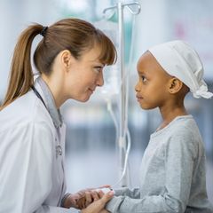 Ärztin mit junger Leukämie-Patientin
