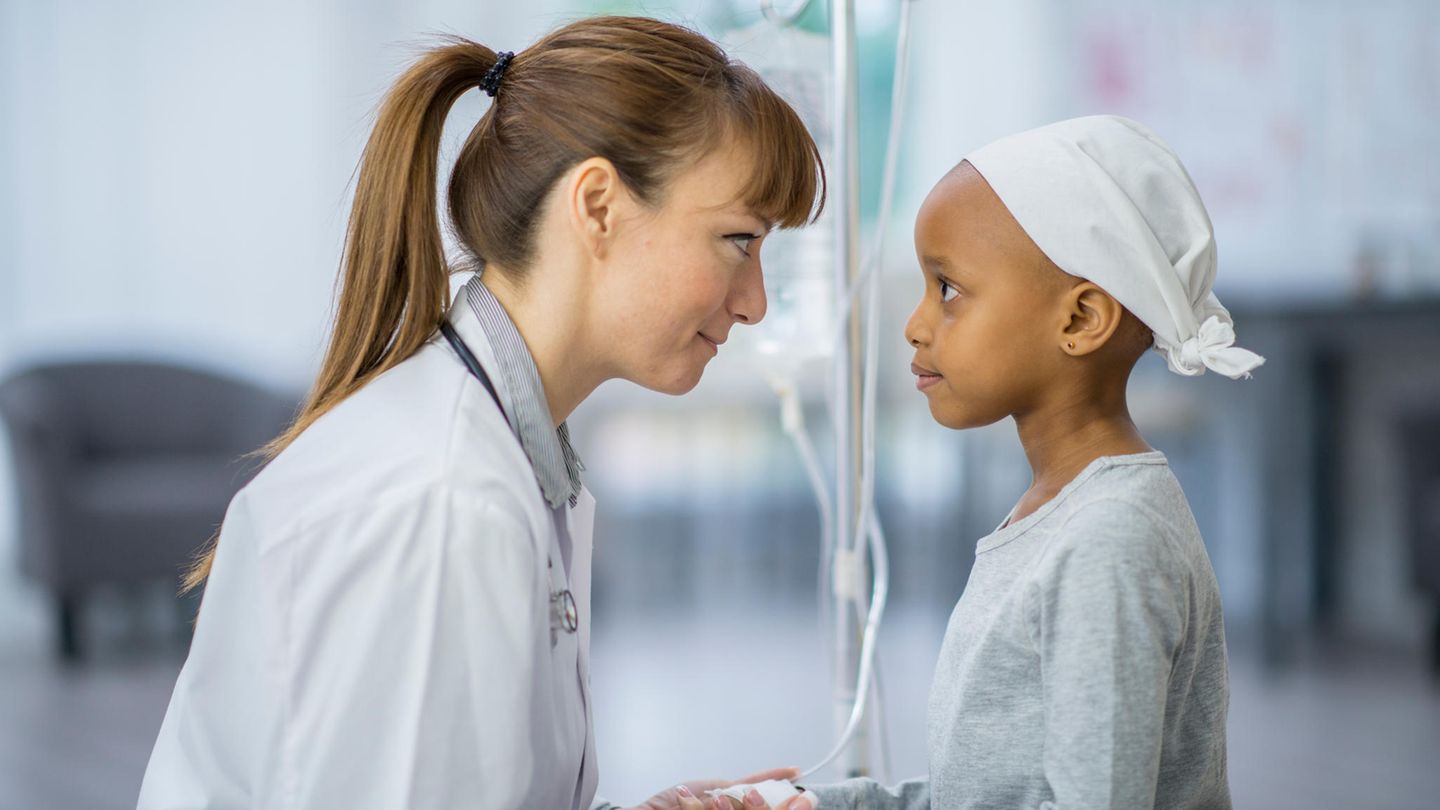Ärztin mit junger Leukämie-Patientin