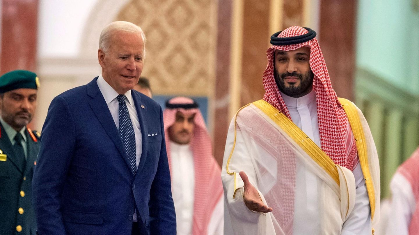 er saudische Kronprinz Mohammed bin Salman (r.) begrüßt US-Präsident Joe Biden er saudische Kronprinz Mohammed bin Salman (r.) begrüßt US-Präsident Joe Biden