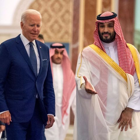 er saudische Kronprinz Mohammed bin Salman (r.) begrüßt US-Präsident Joe Biden