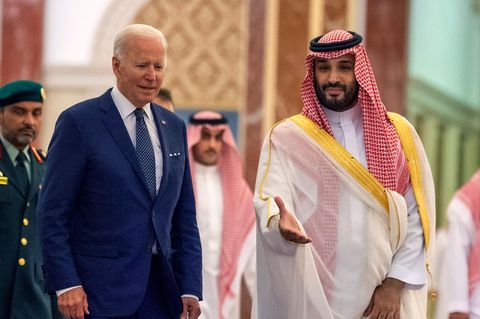 er saudische Kronprinz Mohammed bin Salman (r.) begrüßt US-Präsident Joe Biden