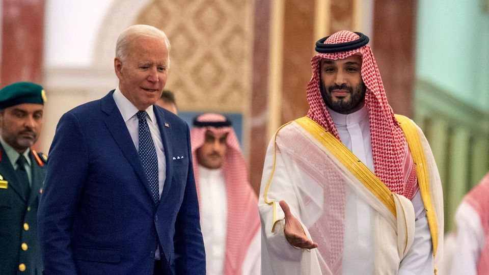 er saudische Kronprinz Mohammed bin Salman (r.) begrüßt US-Präsident Joe Biden