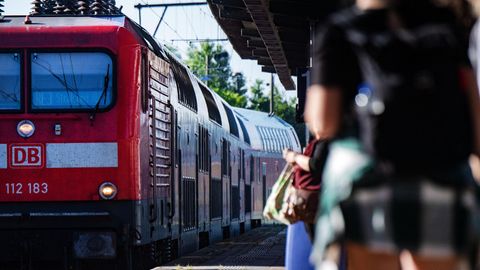 Hitzewelle: Ein Zug der Deutschen Bahn steht auf einem Gleis, daneben wartende Passagiere