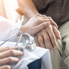 Parkinson Patient beim Arztgespräch