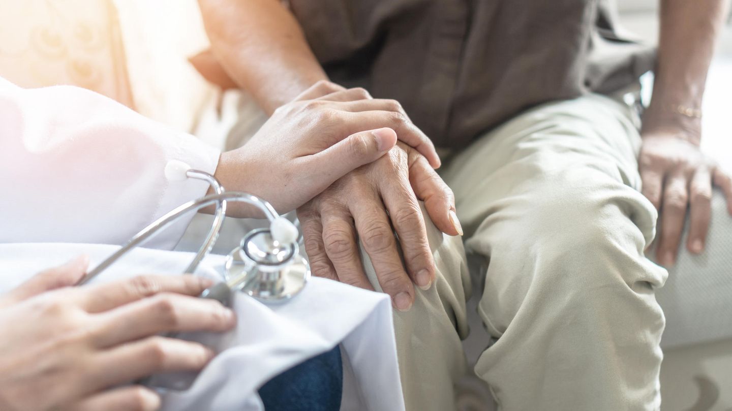 Parkinson Patient beim Arztgespräch