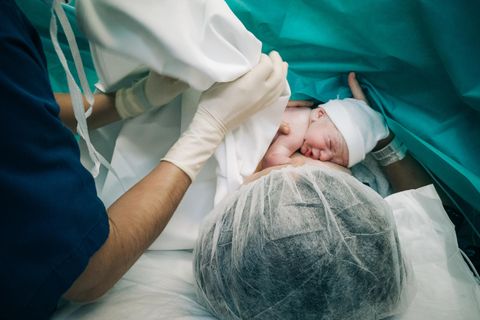 Mutter und Kind Kurz nach der Geburt im Krankenhaus