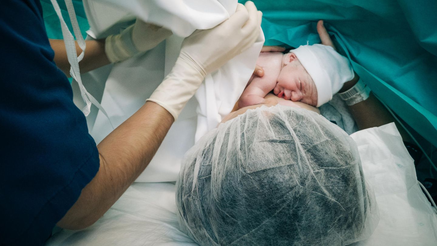 Mutter und Kind Kurz nach der Geburt im Krankenhaus