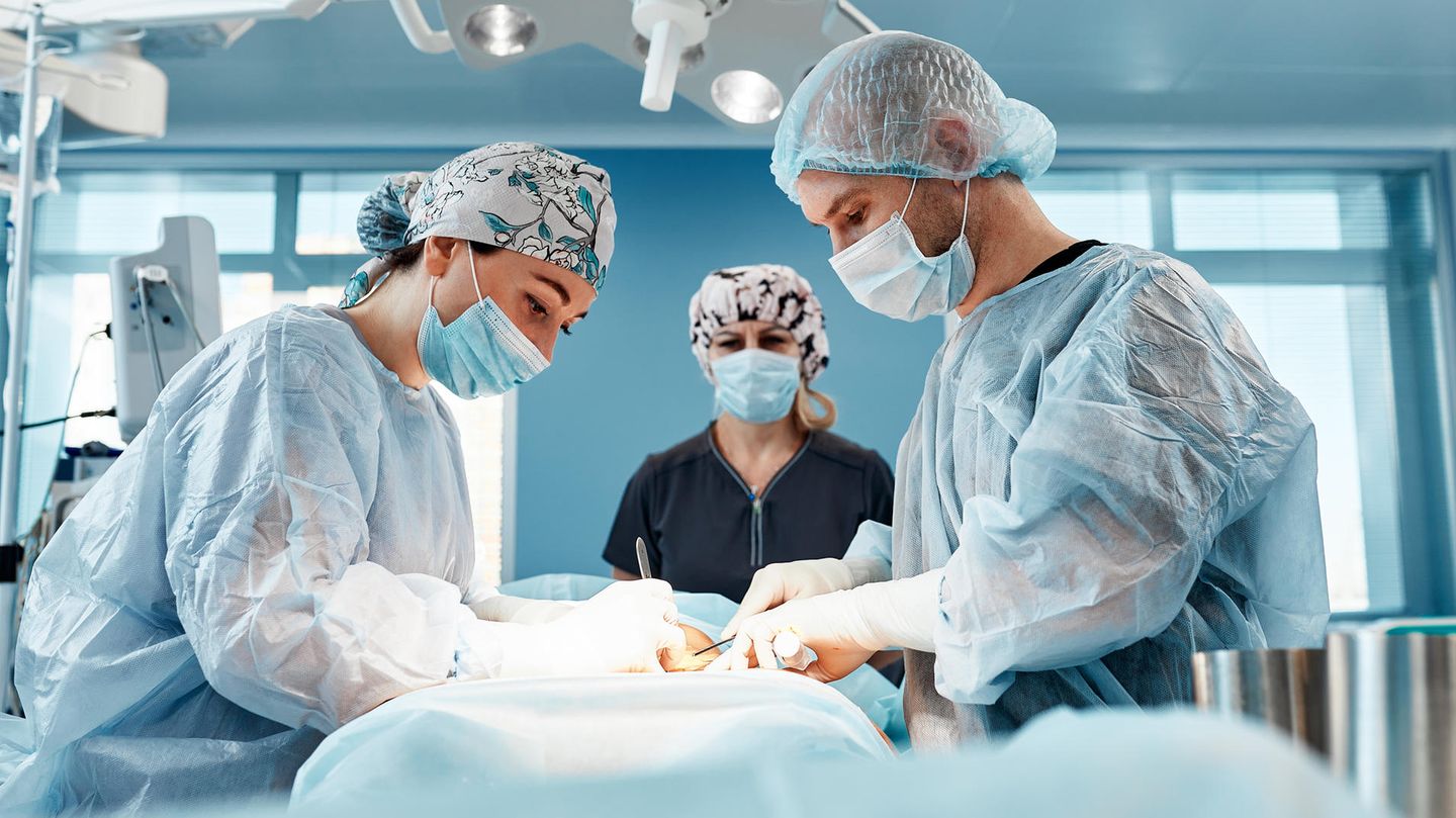 Ärzte bei einer Adipositaschirurgie