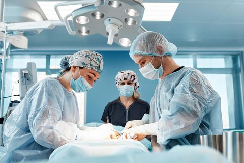 Ärzte bei einer Adipositaschirurgie