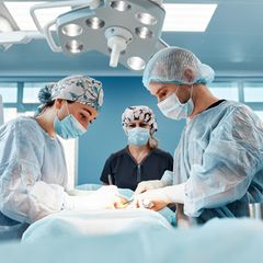 Ärzte bei einer Adipositaschirurgie