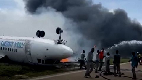 Im Video: 30 Insassen retten sich nach Bruchlandung aus verunglücktem Flugzeug