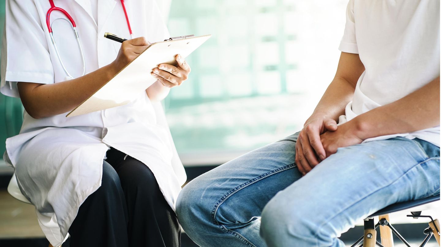 Mann im Gespräch mit einer Ärztin wegen Prostatakrebs
