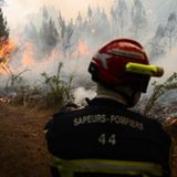 Gironde, Frankreich. Ein Feuerwehrmann kämpft gegen die Flammen