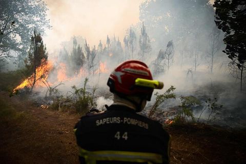 Gironde, Frankreich. Ein Feuerwehrmann kämpft gegen die Flammen