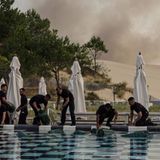 Pyla-sur-Mere, Frankreich. Zum Schutz vor der Hitze verstauen Feuerwehrleute Gasflaschen im Swimmingpool