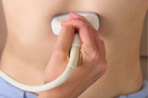 Nahaufnahme der Ultraschalluntersuchung der Bauchhöhle zur Untersuchung von Darmkrebs